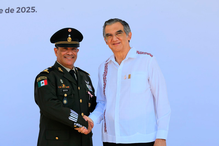Asiste gobernador Américo Villarreal a toma de protesta del comandante interino de la 48 Zona Militar