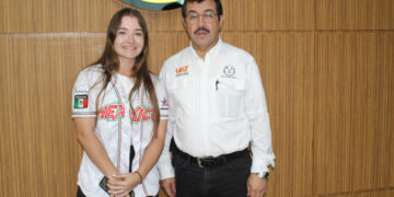 Felicita rector a Edith de Leija por sus éxitos en el béisbol internacional