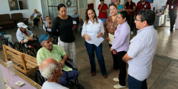 Entrega DIF Mante residente de Casa Hogar con su familia