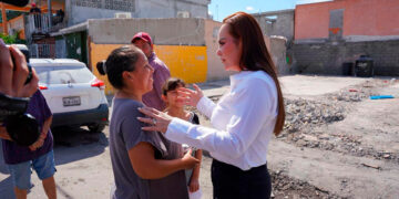 Supervisa Alcaldesa Carmen Lilia Canturosas trabajos de reparación en viviendas dañadas por la explosión de la colonia infonavit