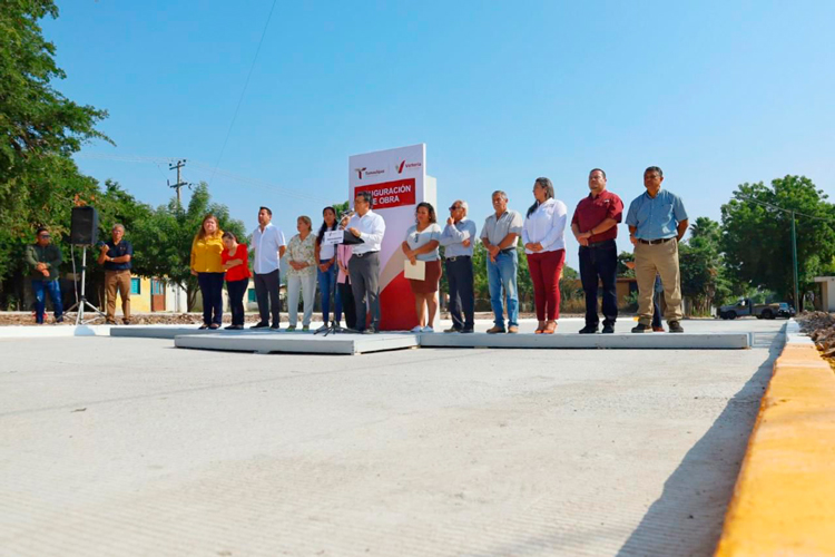 Entrega alcalde calle pavimentada con concreto hidráulico en la Col. Sierra Madre