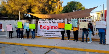 Padres de familia toman escuela en ciudad Victoria