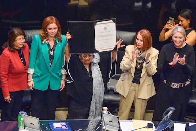 Ernestina Godoy asume la FGR con firme mensaje