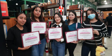 Carmen Lilia Canturosas entrega 300 becas de titulación