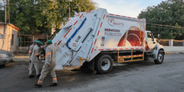 Fortalece Patty Chío la recolección de basura al entregar 3 camiones nuevos