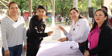 Entrega Patty Chío becas inclusión