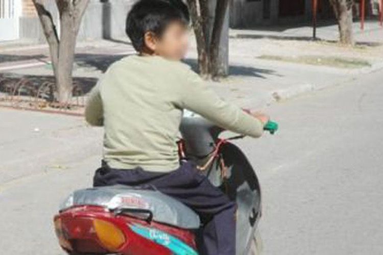 Menores que manejen motos castigarán a padres de familia