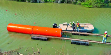 Instala EU 800 kms de un muro flotante en el río Bravo