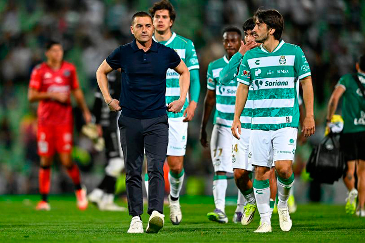 Santos despide al técnico y da ultimátum a jugadores tras crisis