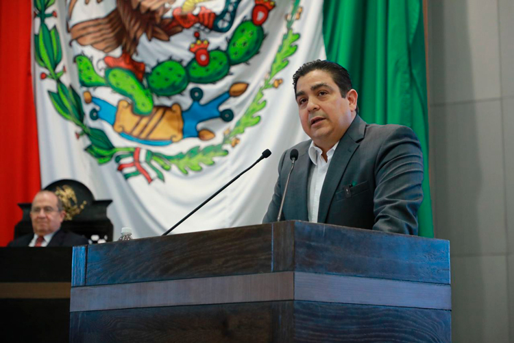 Ismael debuta en tribuna con tres iniciativas y festeja provocación