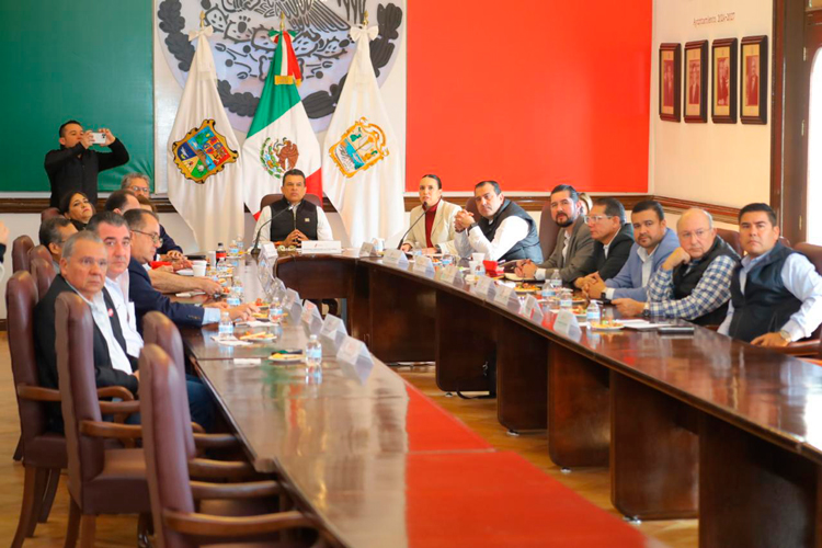 Reúne Lalo Gattás a líderes empresariales en mesa económica