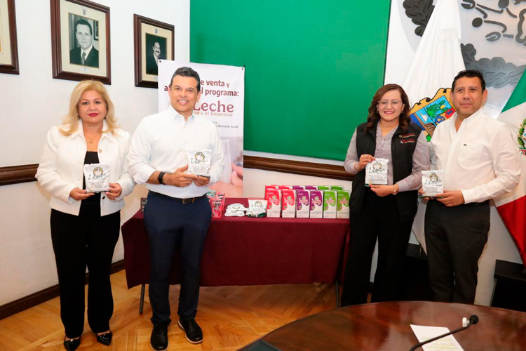 Inaugura alcalde punto de venta de leche para el bienestar