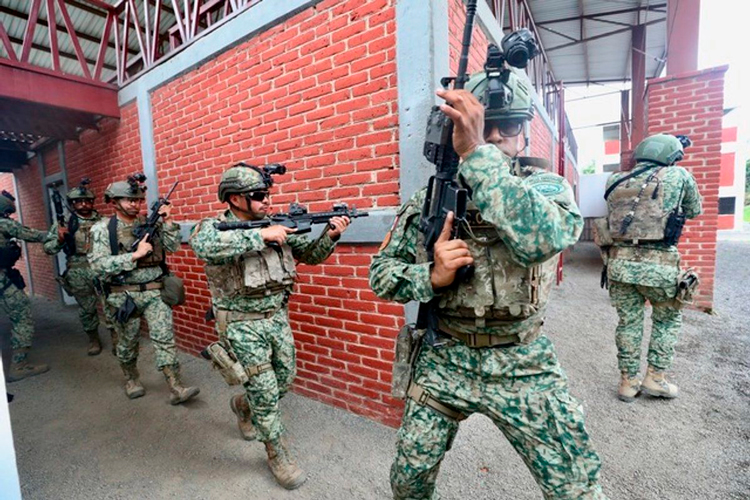 Debaten armar policías con calibres militares