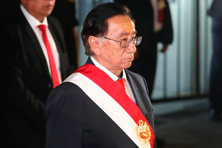 José María Balcázar asume presidencia interina de Perú