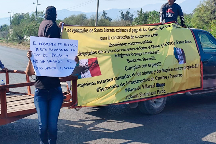 Ejidatarios bloquean Rumbo Nuevo por falta de indemnización