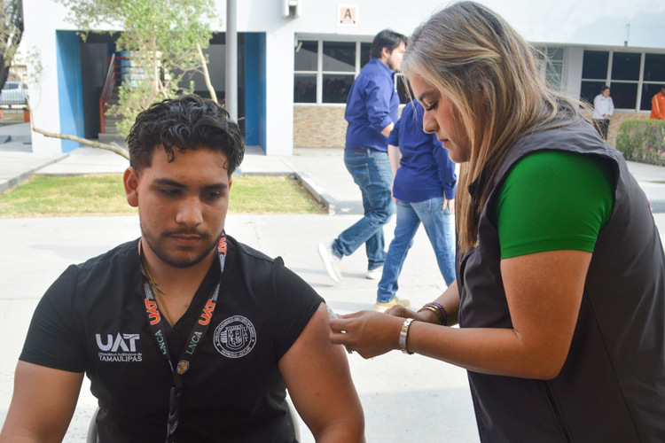 Colabora la UAT con el Sector Salud en jornadas de vacunación