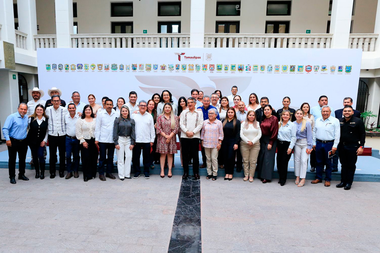 Américo recibe proyectos municipales; exige honestidad a Alcaldes