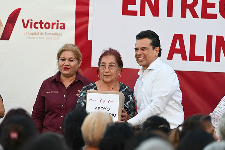 Encabeza Lalo Gattás entrega de apoyos alimentarios en Victoria.