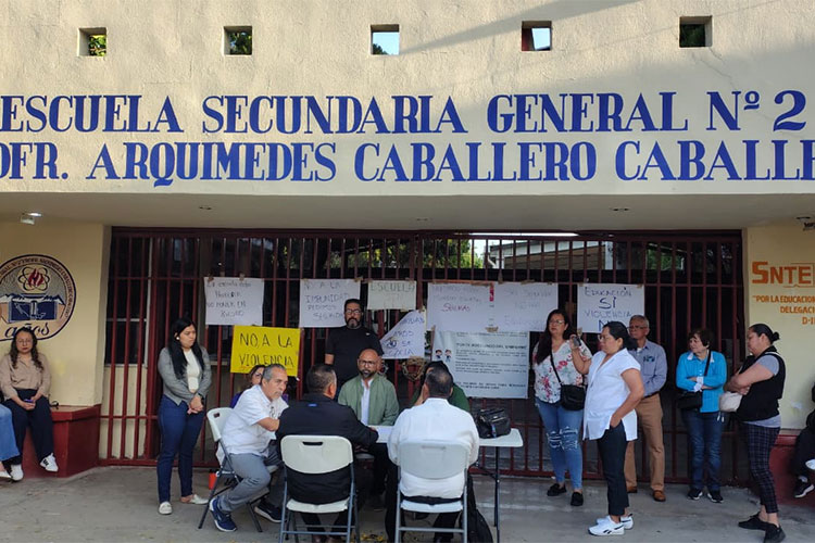 Padres de familia mantienen cerrada secundaria 2 exigen seguridad