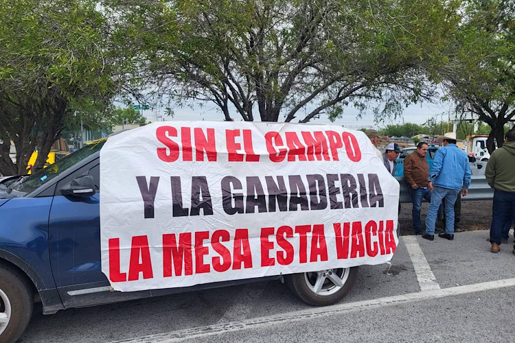 Campesinos exigen precio justo al maíz; bloquean San Fernando-Matamoros