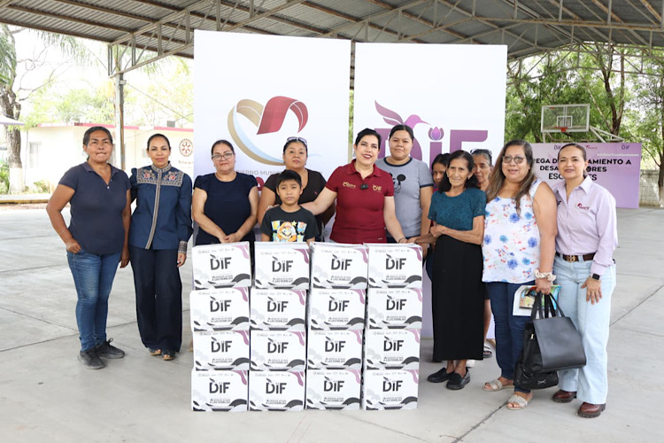 Otorga Patty Chío apoyo alimentario a las familias