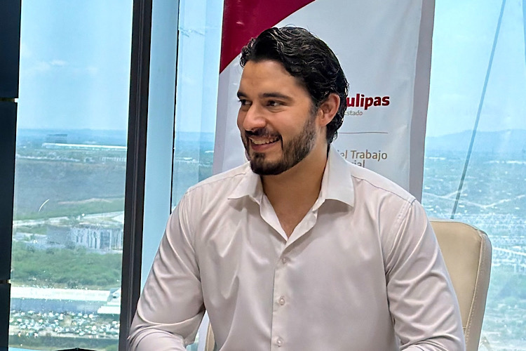 Entrega STPS Tamaulipas sobres de viaje a trabajadores que participarán en programa agrícola en Canadá