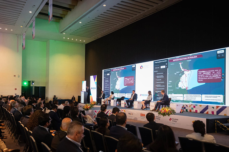 Entrega STPS Tamaulipas sobres de viaje a trabajadores que participarán en programa agrícola en Canadá