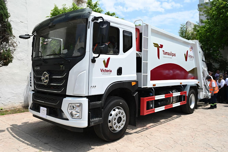 Entrega STPS Tamaulipas sobres de viaje a trabajadores que participarán en programa agrícola en Canadá