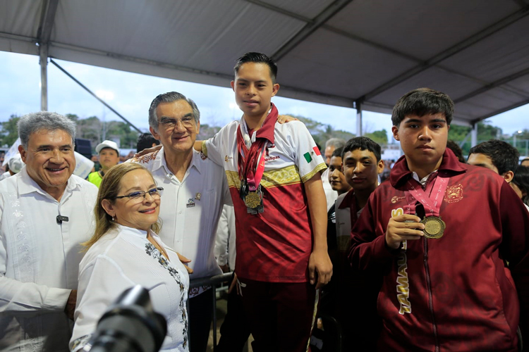 Supervisa Américo Villarreal proyectos productivos y deportivos en el sur de Tamaulipas