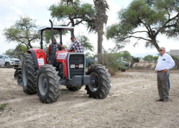 Conviven Lalo y Lucy con vecinos de Lomas de Calamaco en el Día del Pueblo.