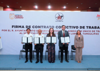 Firma Carmen Lilia contrato colectivo con Sindicato