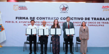 Firma Carmen Lilia contrato colectivo con Sindicato