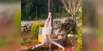 Confirman imagen de soldado israelí que destrozó estatua de Cristo en Líbano