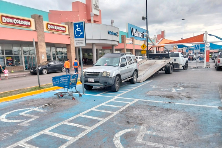 Dirección de tránsito y vialidad exhorta a respetar espacios para personas con discapacidad