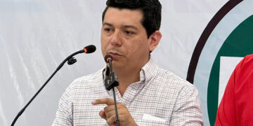 Reyna levanta la mano por Victoria