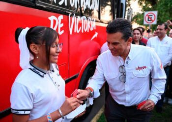 Dialogan Américo y María de Villarreal con habitantes de los polígonos de atención de Lazos del Bienestar