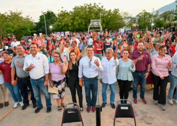 Conviven Lalo y Lucy con vecinos de Lomas de Calamaco en el Día del Pueblo.