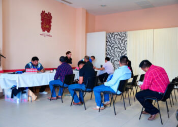 Conviven Lalo y Lucy con vecinos de Lomas de Calamaco en el Día del Pueblo.