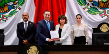 Firma Carmen Lilia contrato colectivo con Sindicato