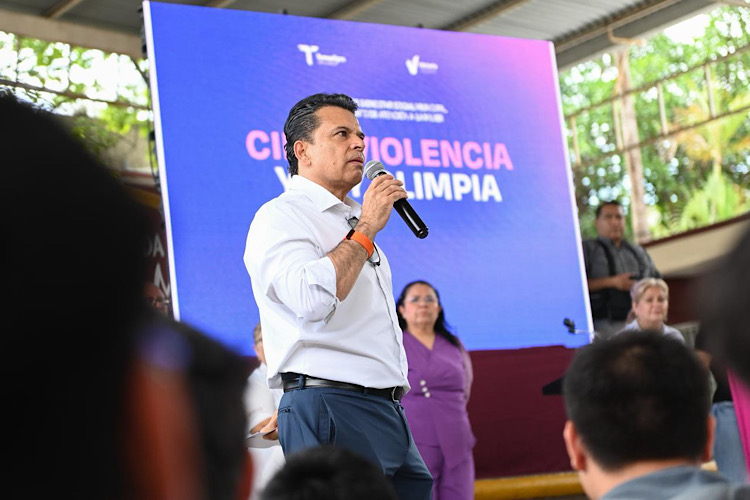 Participa Lalo Gattás en conferencia para erradicar el bullying escolar