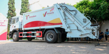 Entrega Lalo Gattás otro nuevo camión recolector de basura