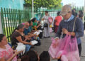 Pleito escolar termina con comida regalada en el IMSS