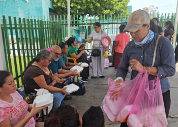 Pleito escolar termina con comida regalada en el IMSS