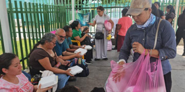 Pleito escolar termina con comida regalada en el IMSS