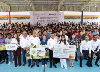 Encabeza el rector Dámaso Anaya entrega de becas a 493 estudiantes de la UAT