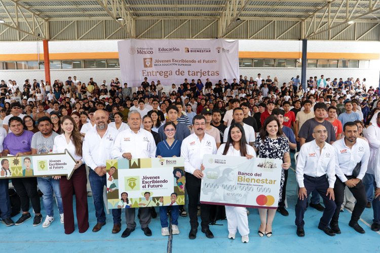 Encabeza el rector Dámaso Anaya entrega de becas a 493 estudiantes de la UAT