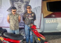 Detienen a dos con moto robada
