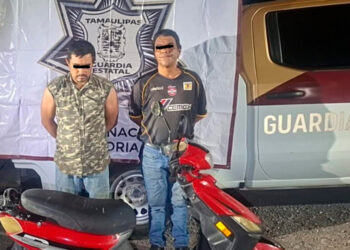Detienen a dos con moto robada