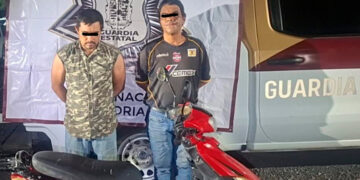 Detienen a dos con moto robada