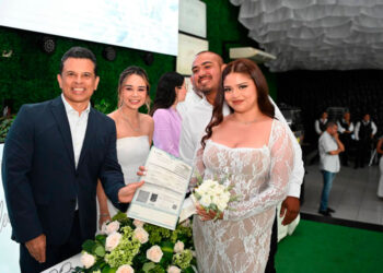 Apadrinan Lucy y Lalo Gattás a 72 matrimonios en ceremonia colectiva del DIF